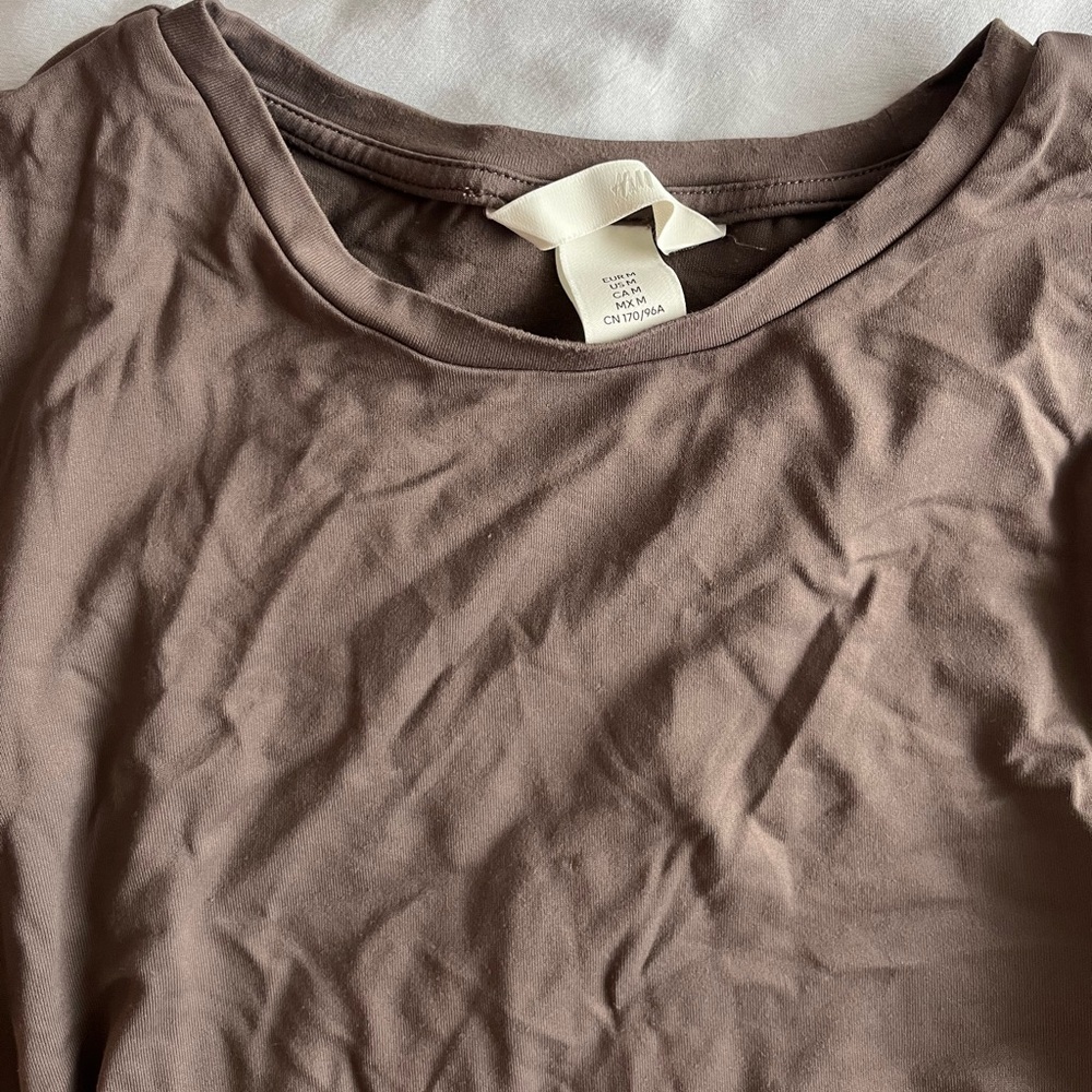 H&M active wear casual form fitting tshirt